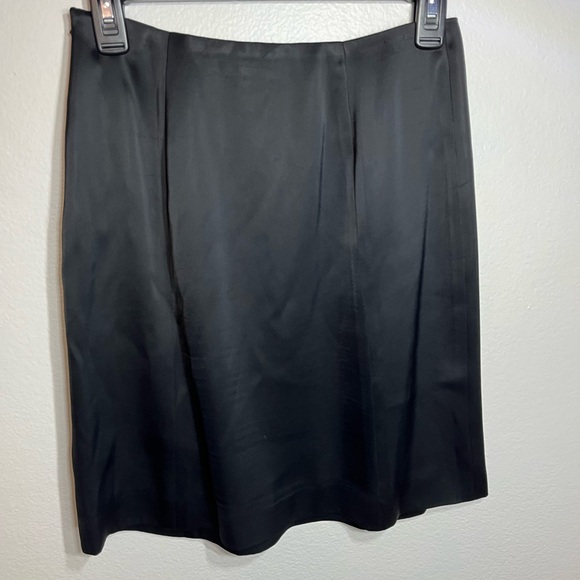 Banana Republic black satin skirt size 4 - Picture 2 of 5